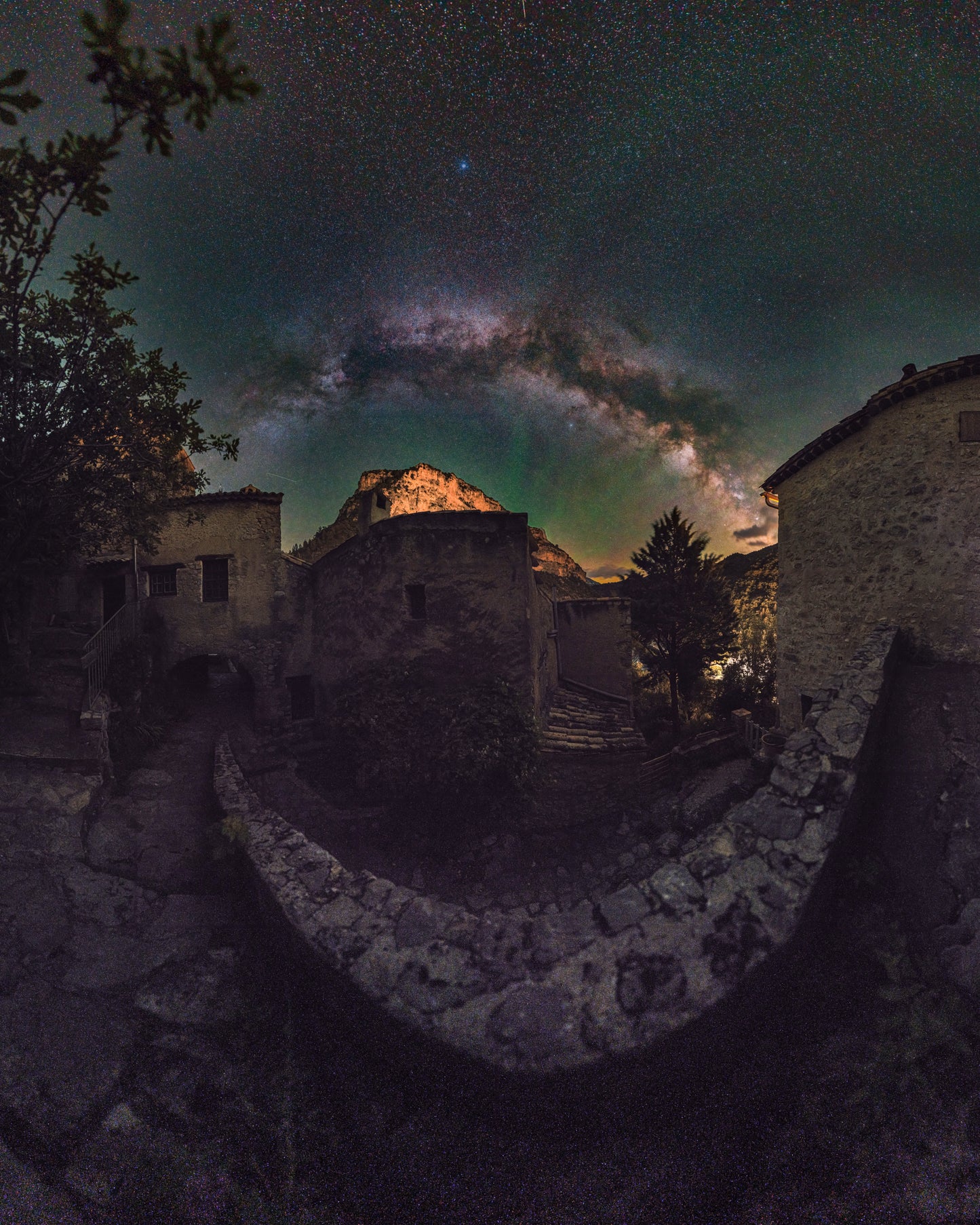 Voie Lactée et Airglow sur le village de Saint-May