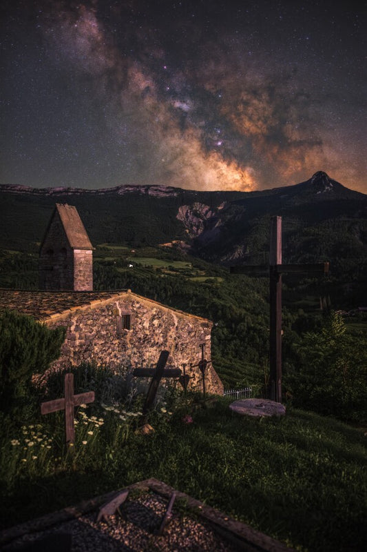 La Voie Lactée depuis l'Église de Cornillac, par delà les crêtes de Raton