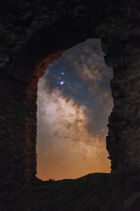 Le coeur de la voie lactée à travers le Prieuré de St-André de Rosans